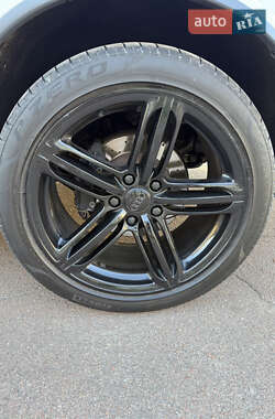 Внедорожник / Кроссовер Audi Q7 2010 в 