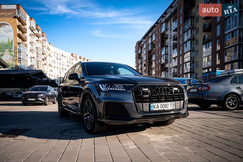 Позашляховик / Кросовер Audi Q7 2019 в 