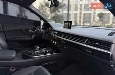 Внедорожник / Кроссовер Audi Q7 2016 в 
