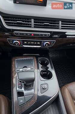 Позашляховик / Кросовер Audi Q7 2015 в 