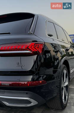 Позашляховик / Кросовер Audi Q7 2020 в 