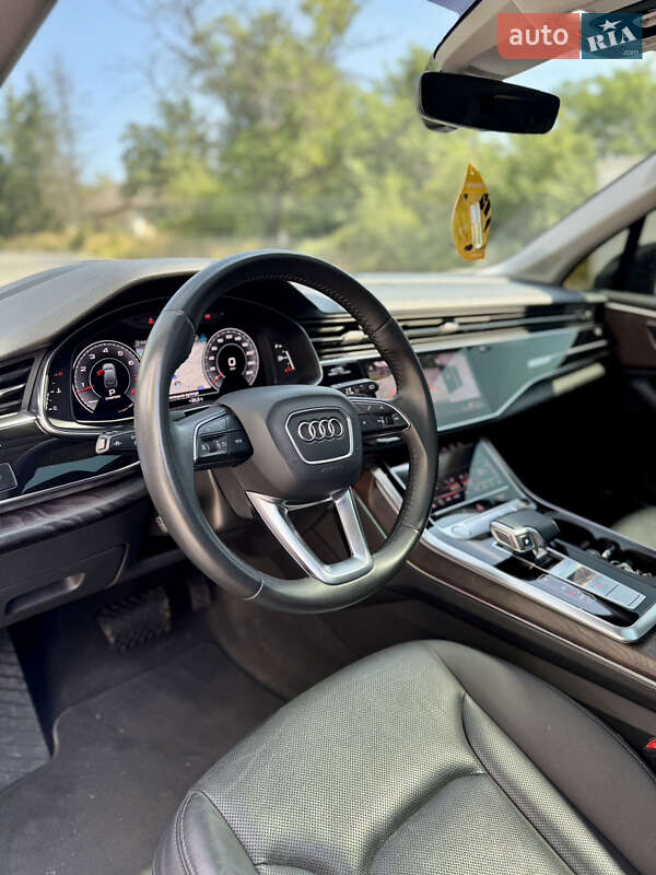 Позашляховик / Кросовер Audi Q7 2020 в Ужгороді