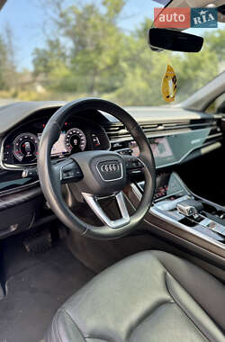 Позашляховик / Кросовер Audi Q7 2020 в 