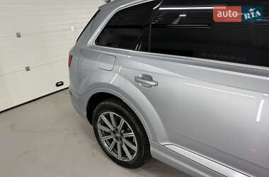 Позашляховик / Кросовер Audi Q7 2018 в 