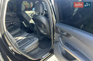 Позашляховик / Кросовер Audi Q7 2021 в 
