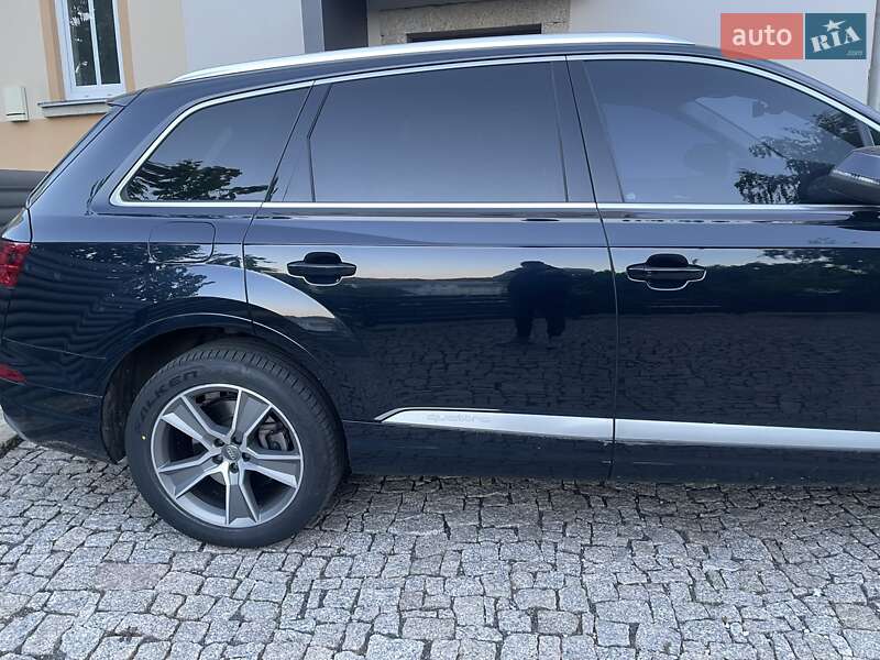 Позашляховик / Кросовер Audi Q7 2017 в Сваляві