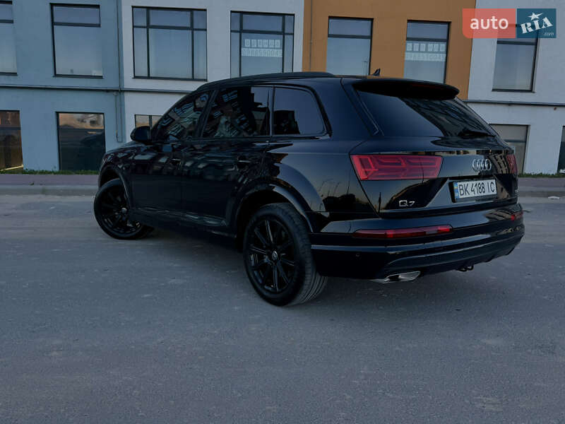 Внедорожник / Кроссовер Audi Q7 2017 в 