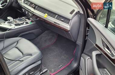 Позашляховик / Кросовер Audi Q7 2018 в 