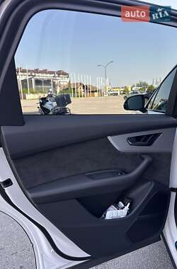 Позашляховик / Кросовер Audi Q7 2022 в 