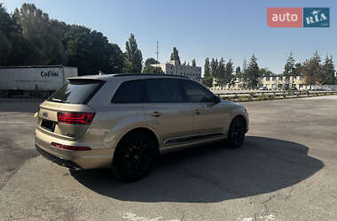 Позашляховик / Кросовер Audi Q7 2018 в 