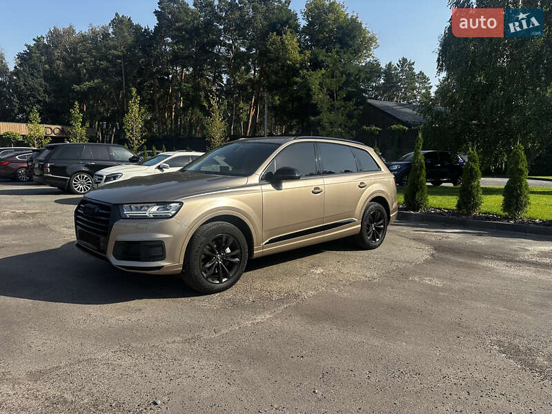 Позашляховик / Кросовер Audi Q7 2018 в 