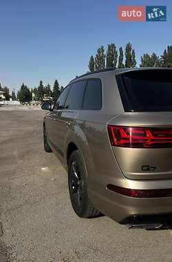 Позашляховик / Кросовер Audi Q7 2018 в 