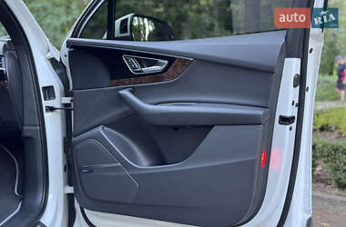 Позашляховик / Кросовер Audi Q7 2016 в 