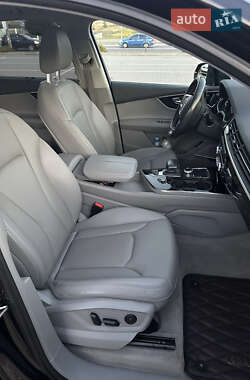 Позашляховик / Кросовер Audi Q7 2016 в 