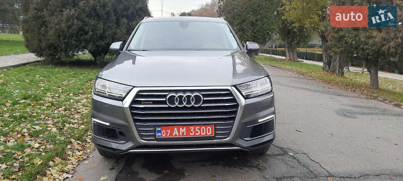 Внедорожник / Кроссовер Audi Q7 2016 в 