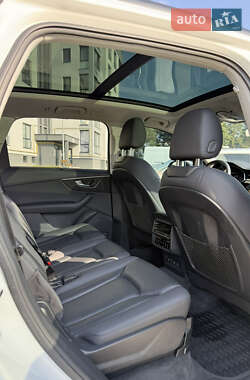 Позашляховик / Кросовер Audi Q7 2020 в 