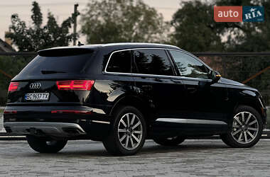 Позашляховик / Кросовер Audi Q7 2018 в 
