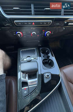 Внедорожник / Кроссовер Audi Q7 2018 в 