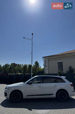 Внедорожник / Кроссовер Audi Q7 2017 в 