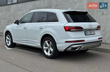 Позашляховик / Кросовер Audi Q7 2022 в 