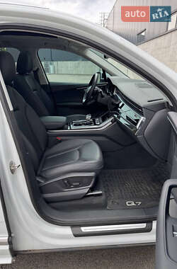 Позашляховик / Кросовер Audi Q7 2022 в 