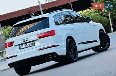 Позашляховик / Кросовер Audi Q7 2016 в 