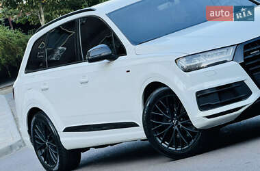 Позашляховик / Кросовер Audi Q7 2016 в 