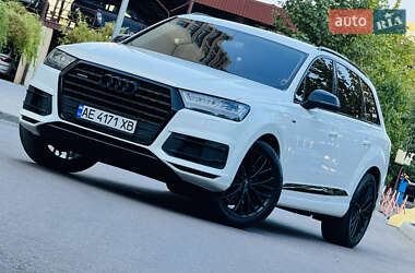 Позашляховик / Кросовер Audi Q7 2016 в 