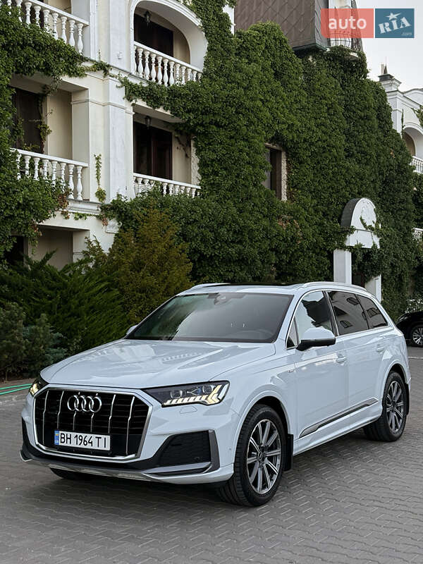 Внедорожник / Кроссовер Audi Q7 2021 в 