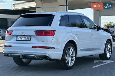 Позашляховик / Кросовер Audi Q7 2018 в 