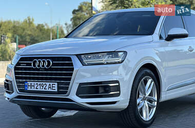 Позашляховик / Кросовер Audi Q7 2018 в 