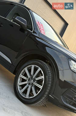Внедорожник / Кроссовер Audi Q7 2017 в 