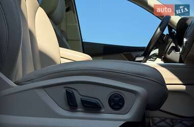Внедорожник / Кроссовер Audi Q7 2017 в 