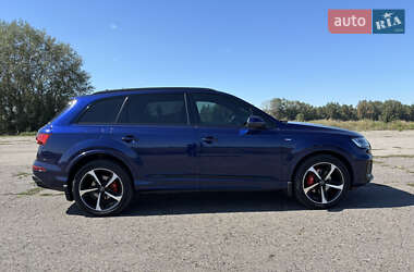 Позашляховик / Кросовер Audi Q7 2021 в 