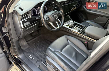 Позашляховик / Кросовер Audi Q7 2020 в 