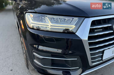Позашляховик / Кросовер Audi Q7 2017 в 