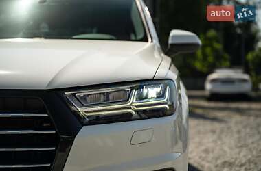 Позашляховик / Кросовер Audi Q7 2017 в 