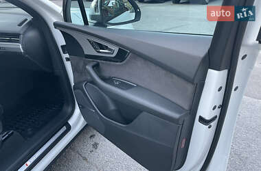Позашляховик / Кросовер Audi Q7 2017 в 