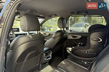 Позашляховик / Кросовер Audi Q7 2017 в 