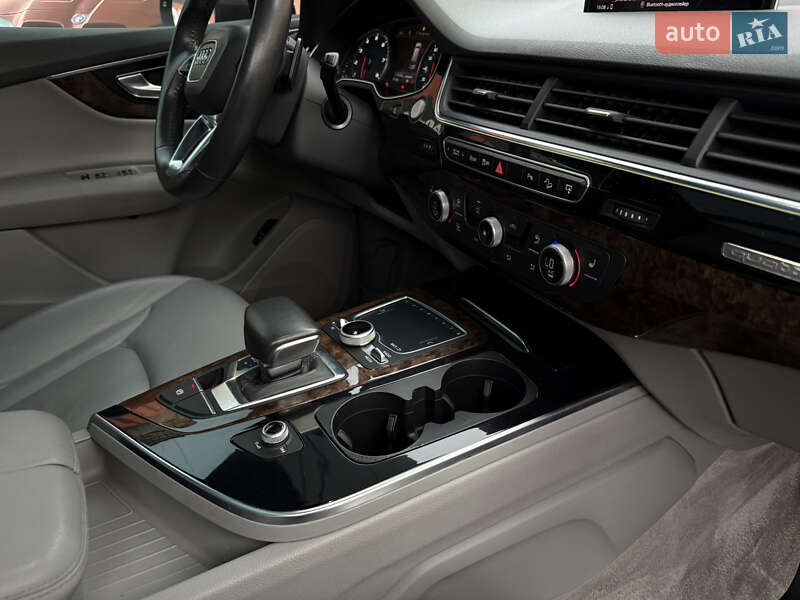 Позашляховик / Кросовер Audi Q7 2017 в Стрию