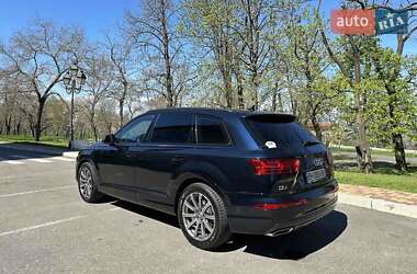 Позашляховик / Кросовер Audi Q7 2016 в 