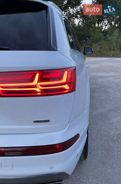 Позашляховик / Кросовер Audi Q7 2019 в 