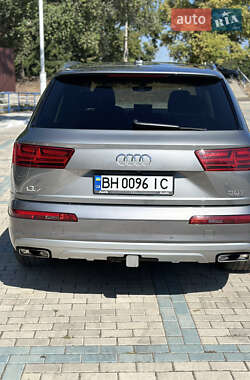 Позашляховик / Кросовер Audi Q7 2015 в 