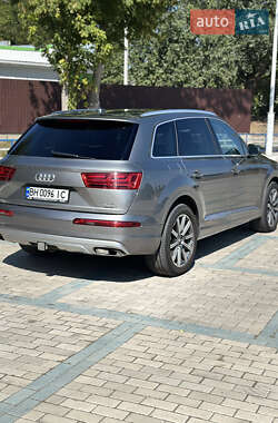 Позашляховик / Кросовер Audi Q7 2015 в 