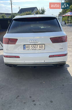 Позашляховик / Кросовер Audi Q7 2019 в 