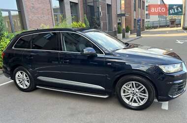 Позашляховик / Кросовер Audi Q7 2016 в 