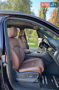 Позашляховик / Кросовер Audi Q7 2020 в 