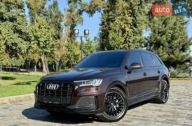 Позашляховик / Кросовер Audi Q7 2020 в 
