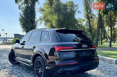 Позашляховик / Кросовер Audi Q7 2020 в 
