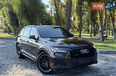 Позашляховик / Кросовер Audi Q7 2020 в 
